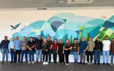 Revendedores participam da Caravana Plantec Campinas em visita técnica à fábrica da Prysmian em Sorocaba, conhecendo processos produtivos de cabos metálicos e fibras ópticas.