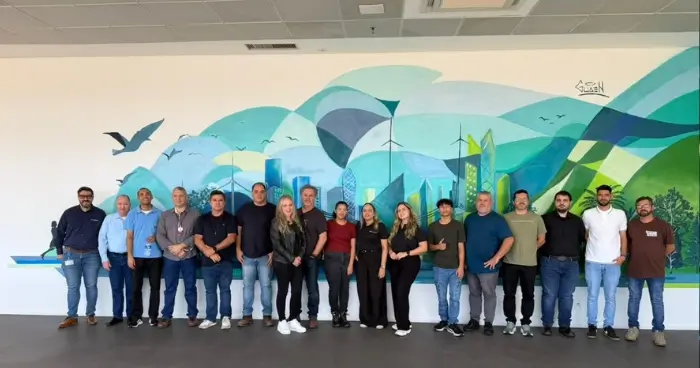 Revendedores participam da Caravana Plantec Campinas em visita técnica à fábrica da Prysmian em Sorocaba, conhecendo processos produtivos de cabos metálicos e fibras ópticas.